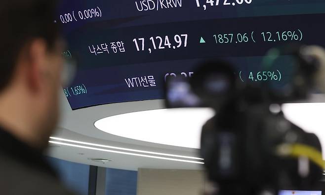 지난해 4월 10일 서울 중구 하나은행 딜림품 전광판에 나스닥 지수가 표시되고 있다. 2025.04.10 뉴시스