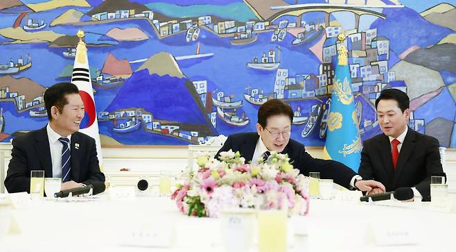 이재명 대통령이 7일 청와대에서 열린 여야정 민생경제협의체 회담 및 오찬에서 장동혁 국민의힘 대표에게 먼저 발언할 것을 권하고 있다. 뉴시스