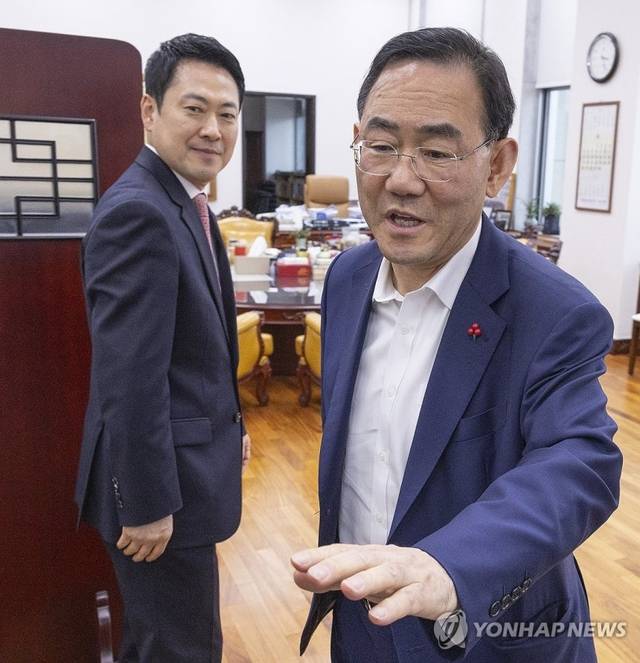 국민의힘 장동혁 대표(왼쪽)가 3월31일 국회 본회의 도중 6ㆍ3 지방선거 대구시장 선거 후보에서 탈락해 법원에 효력정지 가처분을 신청한 주호영 국회 부의장을 만나기 위해 주 부의장의 집무실로 들어서고 있다. 연합뉴스