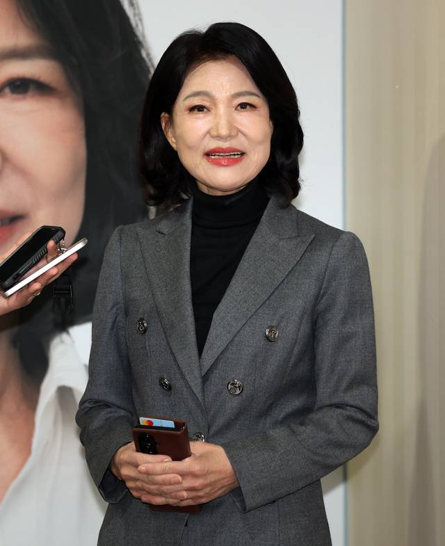 대구시장 선거에 출사표를 던진 이진숙 전 방송통신위원장이 6일 오후 대구 시내 자신의 선거캠프에서 기자들과 만나 질문에 답하고 있다. 연합뉴스