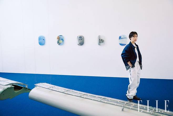 공중에 설치한 ‘The Skin Remembers the Air’(2026)와 ‘Cabin Temperature #11-15’(2026) 사이에 선 김주영.