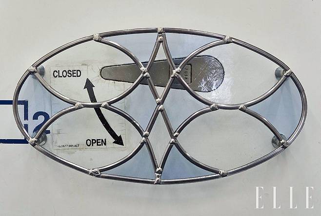 항공기의 도어 패널 위에 아르누보적 장식을 더한 ‘For a Moment It Felt Like a Porch Between Two Skies’(2026)