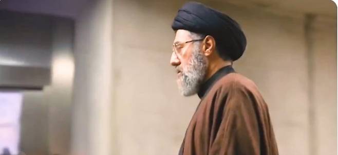 이란 혁명수비대(IRGC)가 6일 공식 X(옛 트위터)에 올린 동영상에서 최고 지도자 모즈타바 하메네이가 빠른 걸음으로 회의실로 들어오고 있다. 하지만 이 동영상은 인공지능(AI)으로 생성한 것으로 밝혀졌다고 대만 자유시보는 보도했다. 뉴시스