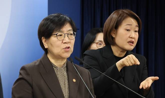 정은경 보건복지부 장관이 7일 서울 종로구 정부서울청사에서 의료제품 수급대응 관계부처 합동 브리핑을 하고 있다. 연합뉴스