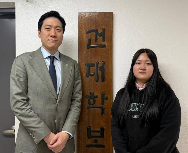 건국대 글로컬캠퍼스 건대학보사 편집인인 이준엽(왼쪽) 사회복지학과 교수와 이한빛 편집국장이 지난달 24일 충북 충주시 학생회관 내 학보사 현판 앞에서 포즈를 취하고 있다. 허유정 기자