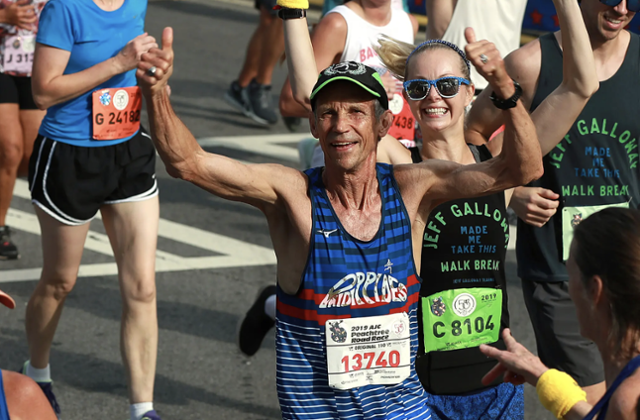 2019년 애틀랜타 'AJC 피치트리 로드레이스'에서 결승선을 향해 달리는 만 74세의 제프 갤러웨이. AP 연합뉴스