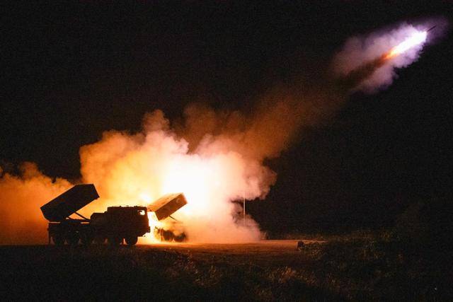 2014년 육군 1군단이 강원 고성 일대에서 동해상 표적지를 향해 130mm 로켓탄 천무 실사격을 하고 있다. 육군 제공