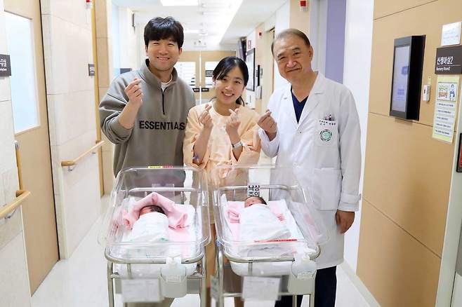(왼쪽부터) 세쌍둥이 아빠와 산모, 산부인과 전종관 교수./사진=이대목동병원 제공