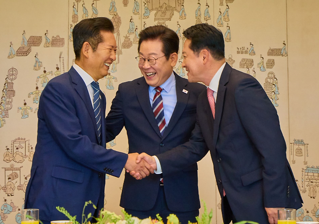 (왼쪽부터) 정청래 더불어민주당 대표, 이재명 대통령, 장동혁 국민의힘 대표