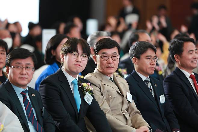 하정우 청와대 AI미래기획수석비서관이 20일 부산 벡스코에서 열린 금정산국립공원 지정 기념식에서 기념공연을 보고 있다. 뉴스1