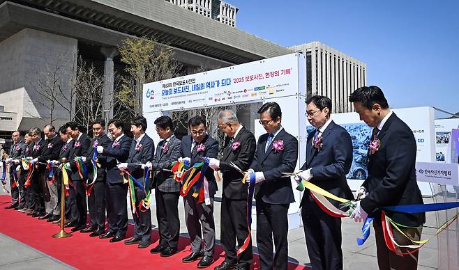 참석 내빈들이 테이프 커팅을 하고 있다. 사진공동취재단