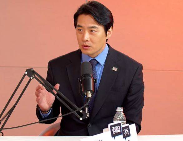 더불어민주당 경기지사 후보 경선에 나선 한준호 의원이 7일 중앙일보 정치 토크쇼 ‘황현희의 불편한 여의도’에 출연해 발언하고 있다. 중앙일보 유튜브 캡처