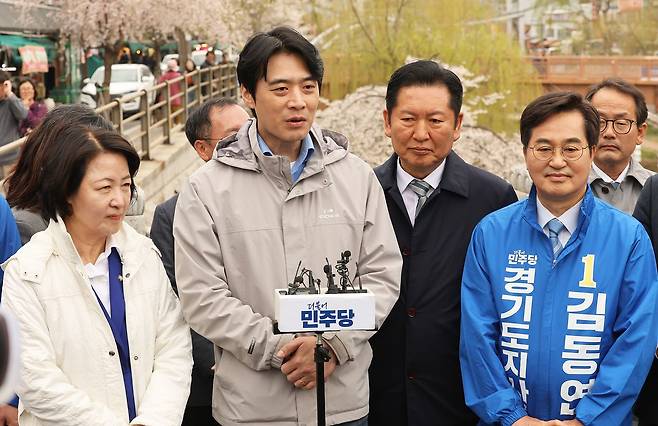 더불어민주당 한준호 경기도지사 경선후보가 지난 6일 경기 수원시 못골시장을 방문한 뒤 브리핑하고 있다. 연합뉴스