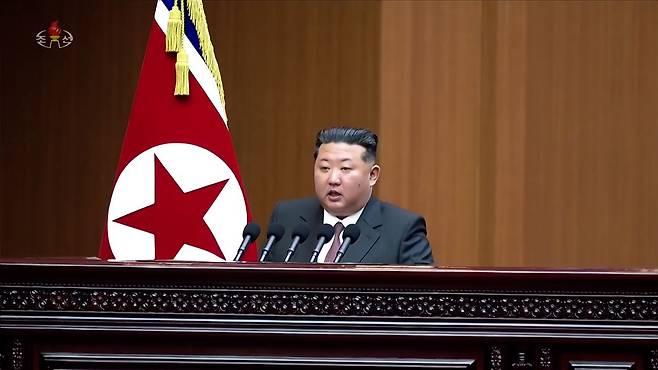 김정은 북한 국무위원장이 지난달 23일 최고인민회의 제15기 제1차회의에서 시정연설을 하는 모습. 조선중앙TV 캡처, 연합뉴스
