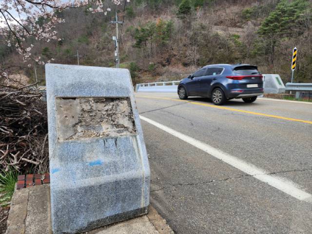 ▲ 삼척시 노곡면 일대 농촌 도로에서 교량의 제원과 명칭 등을 알려주는 구리 명판이 무더기로 도난당하는 사건이 발생해 경찰이 수사에 나섰다. 구정민 기자