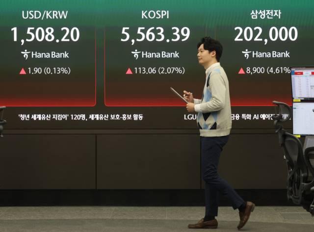 ▲ 삼성전자가 올해 1분기 매출 133조원과 영업이익 57조2천억원을 기록한 7일 서울 중구 하나은행 딜링룸 현황판에 삼성전자 주가와 코스피가 표시되고 있다. 분기 기준 역대 최대 실적은 물론, 2018년 58조8천900억원을 기록한 연간 최대 영업이익과 비슷한 성과를 단 1분기 만에 이뤄냈다. 업계에서는 반도체 사업에서만 약 50조원의 영업이익을 낸 것으로 보고 있다. 2026.4.7 연합뉴스