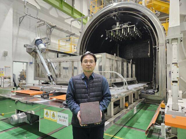 정태일 한국건설기술연구원 미래스마트건설연구본부 수석연구원이 경기도 고양시 연구원 본원에서 달의 흙과 비슷한 현무암 가루로 만든 벽돌을 소개하고 있다.