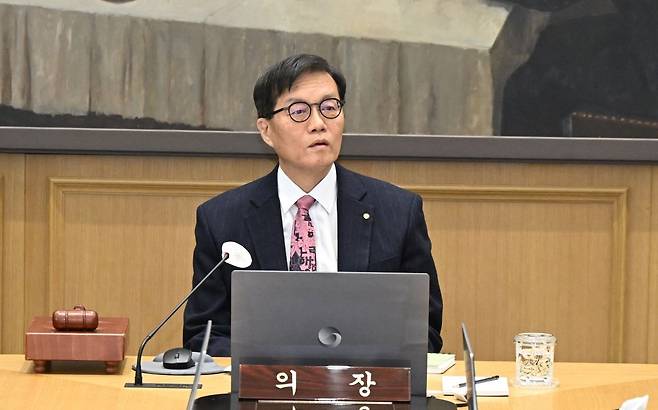 이창용 한국은행 총재가 26일 서울 중구 한국은행 본관에서 열린 금융통화위원회 본회의를 주재하고 있다. 연합뉴스