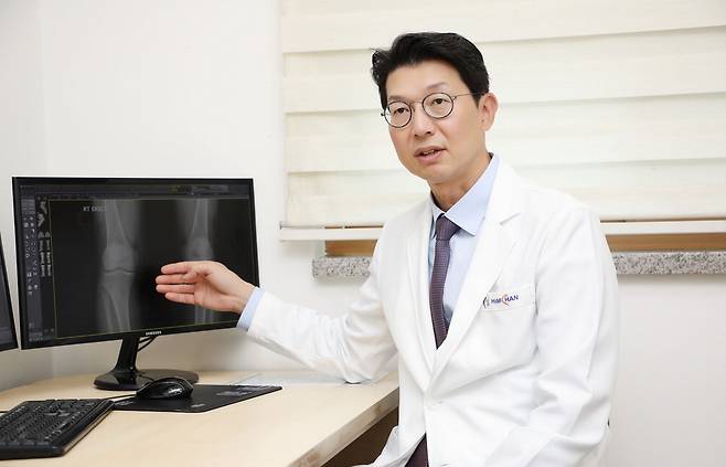 이정훈 힘찬병원 의무원장이 로봇 무릎 인공관절 수술에 대해 설명하고 있다.