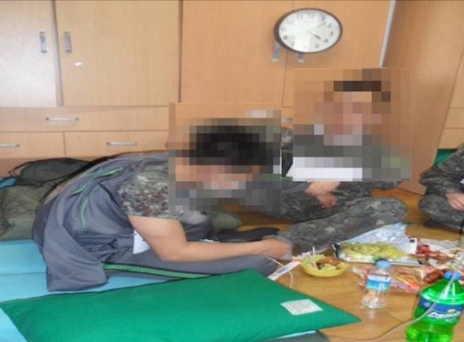 육군 공개한 28사단 윤일병 폭행 사망사건과 관련한 현장검증 사진. 사진은 폭행을 주도했던 이모 병장이 대답을 똑바로 안한다는 이유로 발로 윤일병의 좌측 옆구리를 5회 폭행하는 상황을 재연하는 모습/ 사진=뉴스1