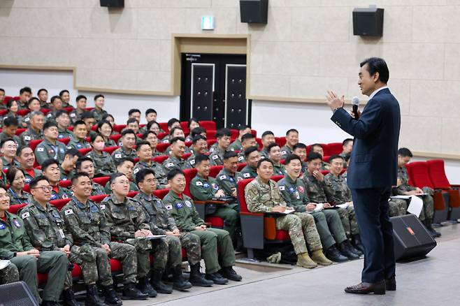 안규백 국방부장관이 4월 7일(화) 오전 강원도 원주에 위치한 공군 제8전투비행단을 방문해 공군 전 대대장을 대상으로 지휘역량 강화를 위한 특별강연을 실시하고 있다./사진제공= 국방부.