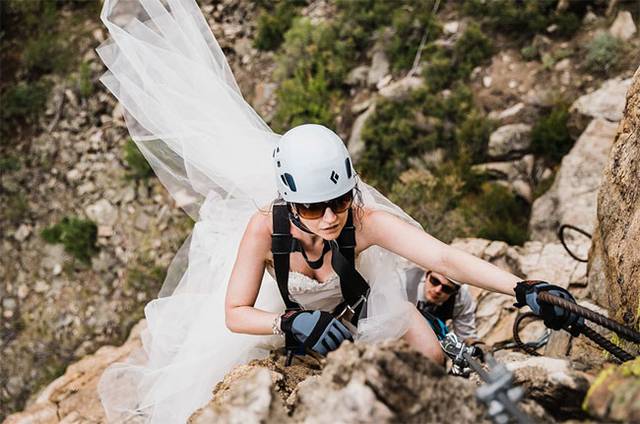 미국 콜로라도주 로키산맥에서 한 신부가 헬멧을 쓰고 웨딩드레스 자락을 휘날리며 암벽을 오르고 있다. 넥타이와 베스트 차림의 신랑이 신부 뒤를 따르고 있다. ‘보우 오브 더 와일드’ 홈페이지 캡처