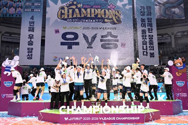 GS칼텍스 이영택 감독과 선수들이 샴페인을 터뜨리며 우승 세리머니를 펼치고 있다. / 한국배구연맹(KOVO)