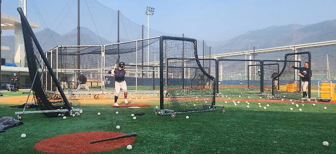 전지훈련 중인 야구 선수들 모습. 밀양시 제공