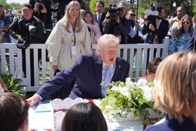 ▲6일(현지시간) 도널드 트럼프 미국 대통령이 미 백악관에서 열린 부활절 행사에서 아이들과 대화를 나누고 있다. ⓒAP=연합뉴스