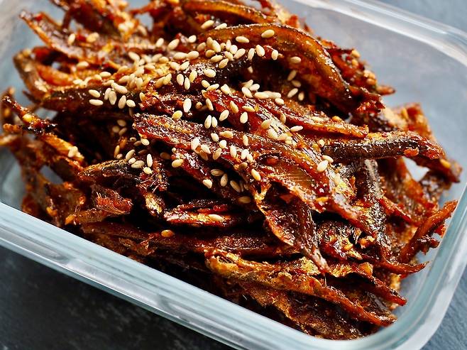 고추장멸치볶음은 달콤하면서도 매콤한 양념과 바삭한 멸치가 어우러져 밥 한 공기를 금세 비우게 만드는 인기 반찬이다. 클립아트코리아 제공