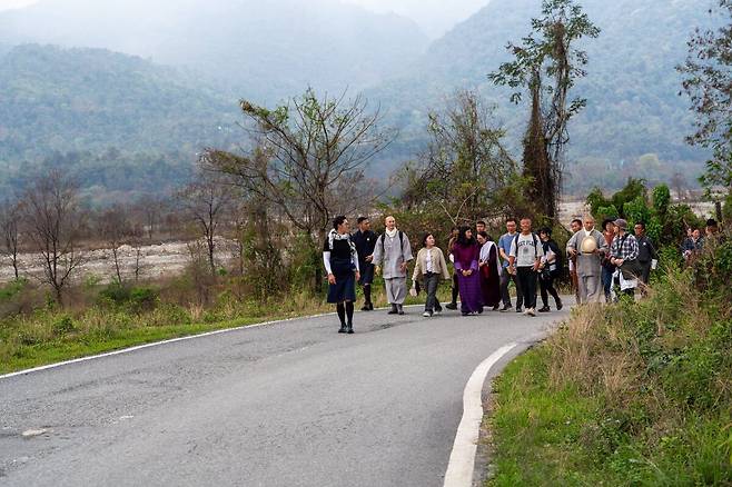부탄 국왕과 한국 순례단이 지난달 23일 함께 트레킹을 하고 있다. 부탄국왕 공식 인스타그램