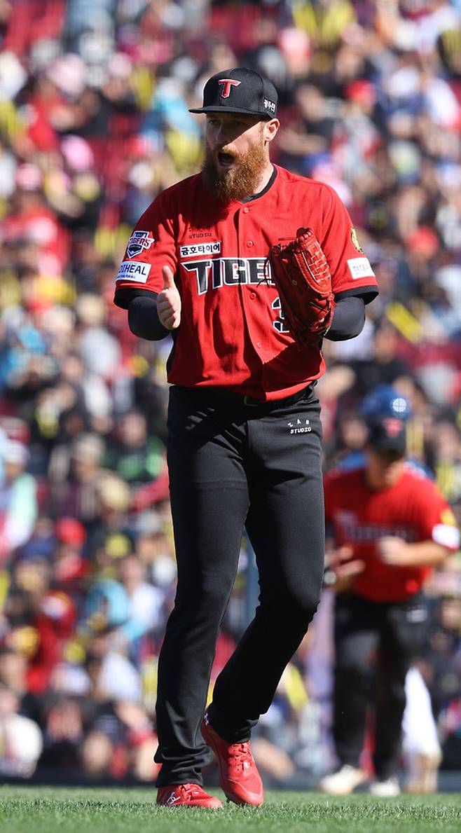 KIA 애덤 올러가 5일 광주 NC전 7이닝 무실점 역투 후 박수를 치고 있다. KIA 타이거즈 제공