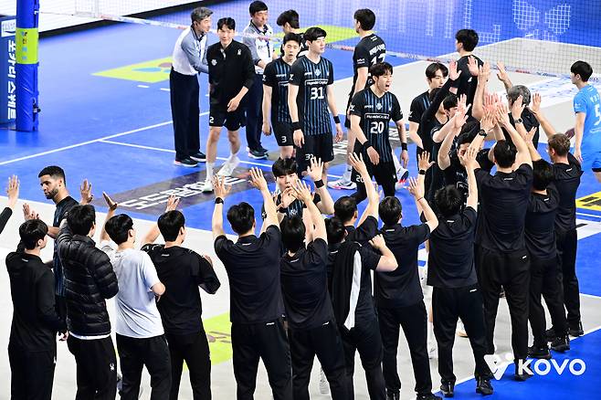 현대캐피탈 선수단이 6일 대한항공과의 챔피언 결정전 3차전에서 승리한 뒤 세리머니를 하고 있다.