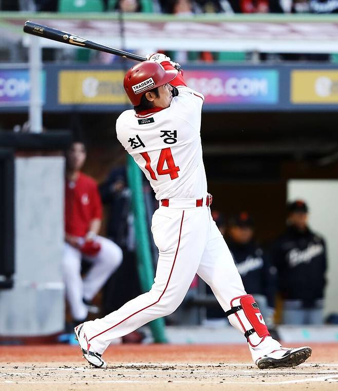 ▲ 홈런을 때리며 분전했지만 팀 패배를 막지 못한 최정 ⓒSSG랜더스