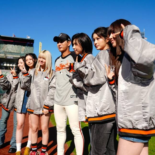 샌프란시스코 이정후(가운데)가 7일 필라델피아 필리스와 홈경기를 앞두고 축하공연과 시구를 위해 경기장을 찾은 엔믹스 멤버들과 기념촬영을 하고 있다. /사진=샌프란시스코 자이언츠 공식 SNS