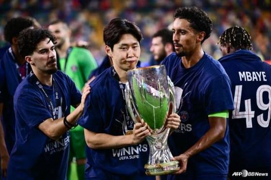 이강인(가운데)이 지난 10월 이탈리아 블루에너지 스타디움에서 열린 2025 유럽축구연맹(UEFA) 슈퍼컵 우승을 차지한 뒤 트로피를 들고 있다. /AFPBBNews=뉴스1