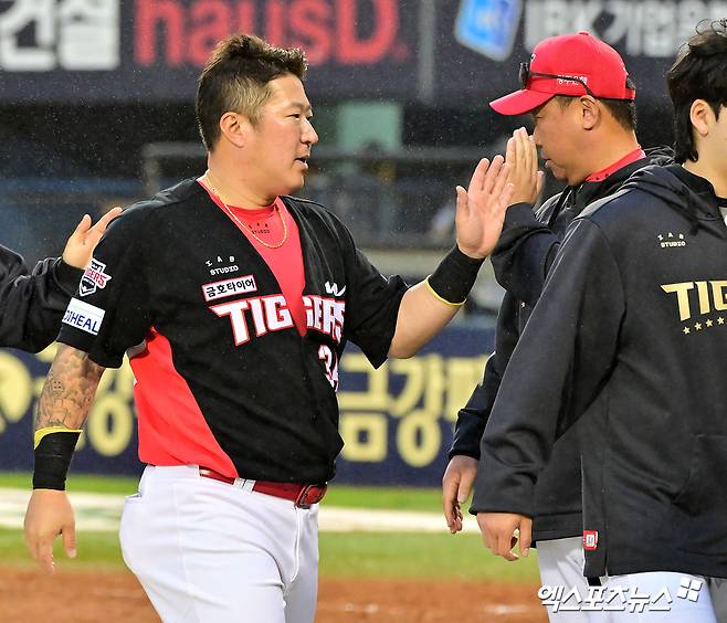 19일 오후 서울 송파구 잠실야구장에서 열린 '2025 신한 SOL Bank KBO리그' KIA 타이거즈와 두산 베어스의 경기, KIA가 두산에 8:4 역전승을 거두며 전날 패배를 설욕했다. 이날 경기에서 승리한 KIA 이범호 감독이 최형우와 하이파이브를 하고 있다. 엑스포츠뉴스 DB