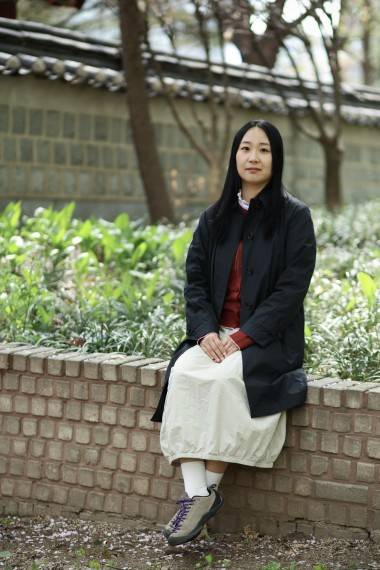 소설집 '너의 나쁜 무리' 펴낸 예소연 작가 (서울=연합뉴스) 류효림 기자 = 두 번째 소설집 '너의 나쁜 무리'를 펴낸 예소연 작가가 지난 6일 서울 종로구 수송동 연합뉴스 사옥에서 인터뷰에 앞서 포즈를 취하고 있다. 2026.4.7
ryousanta@yna.co.kr