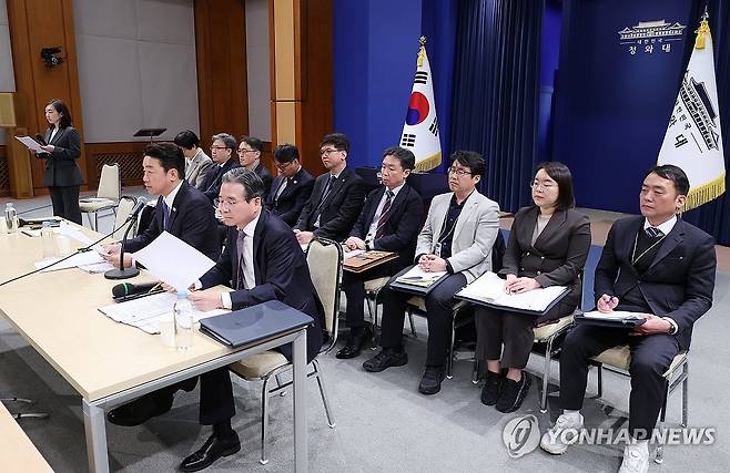 중동상황 기자간담회 (서울=연합뉴스) 한상균 기자 = 강훈식 비서실장과 김용범 정책실장이 7일 청와대에서 중동상황 관련 기자간담회를 하고 있다. 2026.4.7 xyz@yna.co.kr