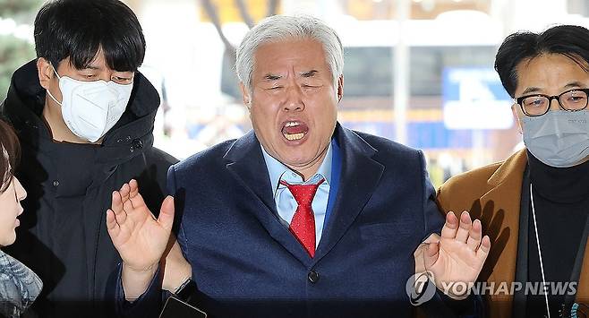 구속적부심 청구한 전광훈 목사 (서울=연합뉴스) 김주형 기자 = 사랑제일교회 전광훈 목사가 15일 서울서부지방법원에서 열린 구속적부심 심문에 출석하고 있다. 2026.1.15 kjhpress@yna.co.kr