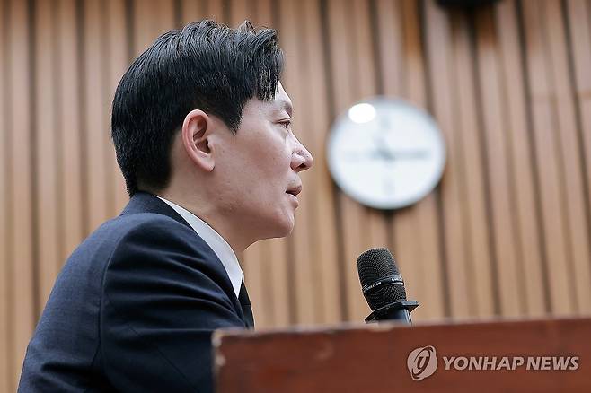 '민주당의 공소취소·재판조작 진상규명 청문회' 답변하는 박상용 검사 (서울=연합뉴스) 신현우 기자 = 쌍방울 대북송금 사건을 수사했던 박상용 검사가 7일 국회에서 윤석열 정권 정치검찰 조작기소 의혹 사건 진상규명 국정조사특별위원회 국민의힘 의원들이 연 '민주당의 공소취소·재판조작 진상규명 청문회'에 참석해 의원 질의에 답하고 있다. 2026.4.7 nowwego@yna.co.kr
