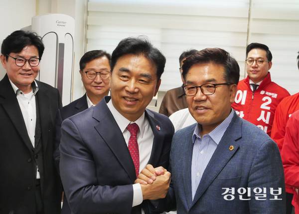 8일 오전 안양시청 기자실에서 김철현 국민의힘 안양시장 예비후보가 후보 사퇴 및 김대영 예비후보 지지를 선언하면서 김대영 후보와 손을 맞잡고 선거 승리를 다짐하고 있다. 2026.4.8 안양/박상일기자 metro@kyeongin.com