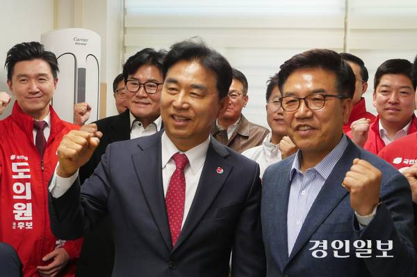 8일 오전 안양시청 기자실에서 김철현(앞줄 오른쪽) 국민의힘 안양시장 예비후보가 후보 사퇴 및 김대영 예비후보 지지를 선언한 후 김대영(앞줄 왼쪽) 후보 및 도의원·시의원 예비후보들과 함께 파이팅을 외치고 있다. 2026.4.8 안양/박상일기자 metro@kyeongin.com