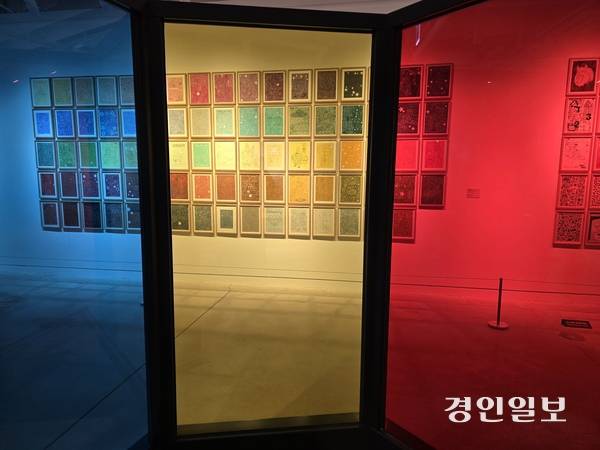 수원시립아트스페이스광교에서 열리고 있는 ‘하나 쌓고, 하나 빼-기’ 전시 모습. 2026.4.8 /구민주기자 kumj@kyeongin.com