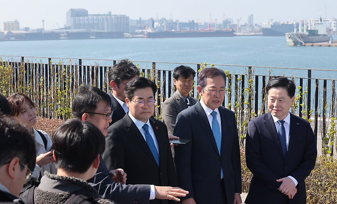 ▲ 8일 오전 인천 중구 상상플랫폼에서 더불어민주당 인천시장 후보인 박찬대(연수구갑) 국회의원이 관계자로부터 인천내항 1·8부두 재개발 사업 현황을 보고받고 있다. /이재민 기자 leejm@incheonilbo.com