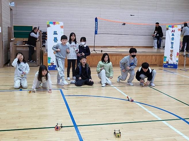 ▲ 명덕초등학교 'AI·창의 과학 체험 한마당'에서 학생들이 활동하고 있다. /사진제공=명덕초등학교