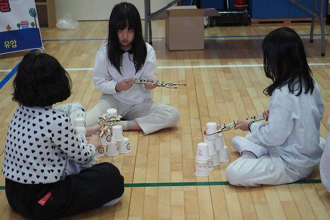 ▲ 명덕초등학교 'AI·창의 과학 체험 한마당'에서 학생들이 활동하고 있다. /사진제공=명덕초등학교