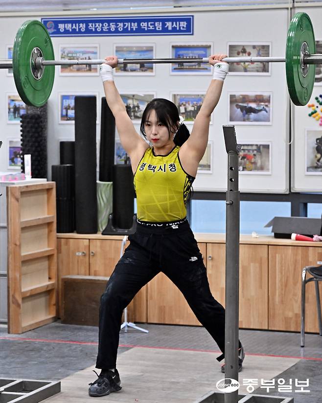 7일 평택 이충레포츠공원 역도훈련장서 평택시청 신재경이 용상 훈련에 전념하고 있다. 김경민기자