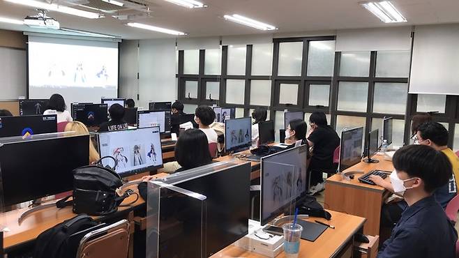 최근 인문계고 학생들이 졸업 직전 직업훈련을 선택하는 사례가 나타나고 있는 가운데 수원시 한 실용전문학교에서 학생들이 직업 훈련에 매진하고 있다. 사진=연세IT미래교육원.