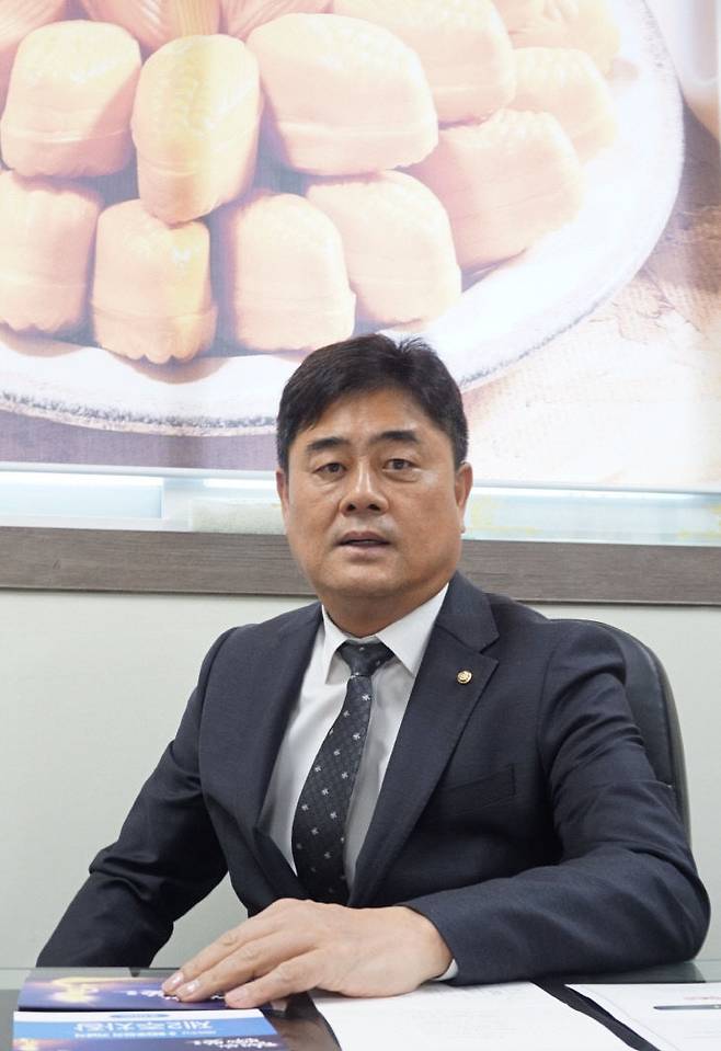 김덕건 (주)건영식품 대표이사가 대전 대덕구 신탄진에 위치한 본사에서 인터뷰를 하고 있다. (사진=김흥수 기자)